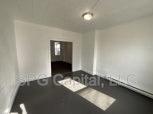 Building Photo - 141 E Maple St