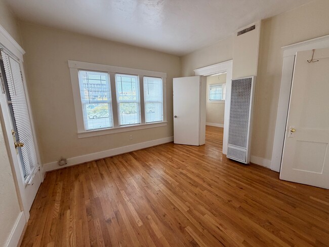 Building Photo - 1030 E 7th St