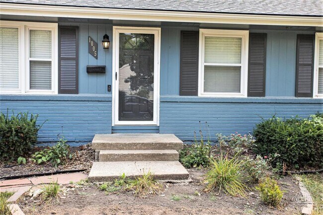 Building Photo - 1005 W 90th Terrace