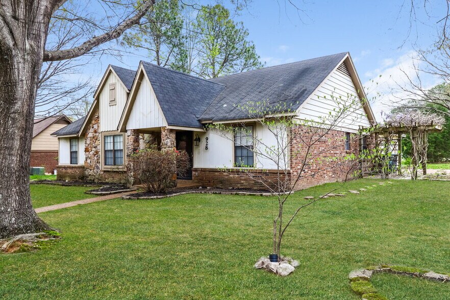 Building Photo - 928 Pheasant Hollow Dr
