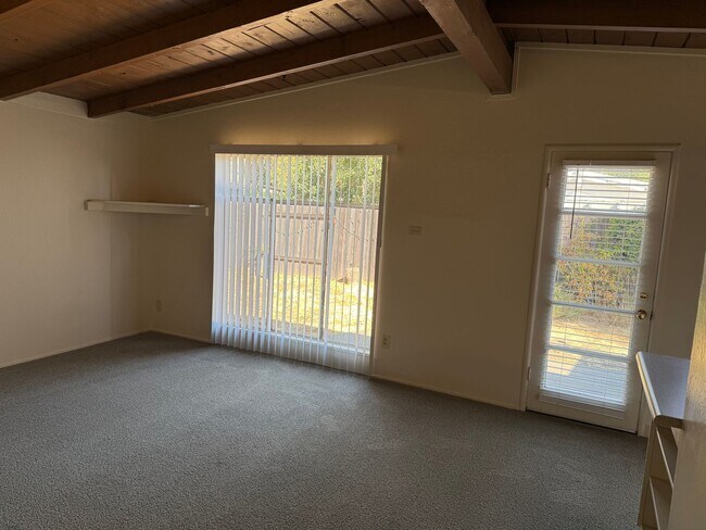Building Photo - Charming Pet Friendly 3-Bedroom in Quiet C...