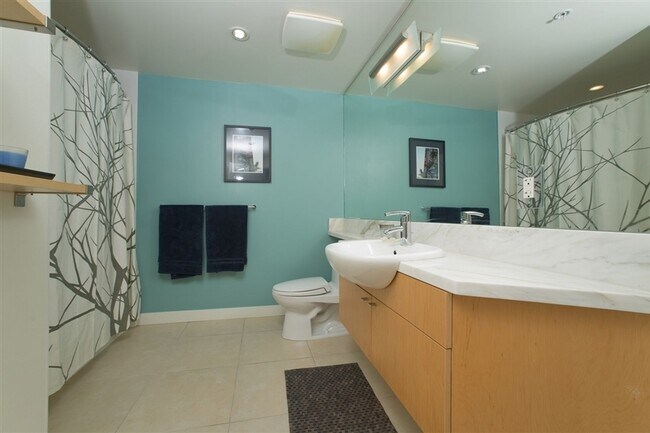Building Photo - Beautiful 2 bedroom 2 bath condo in the Do...