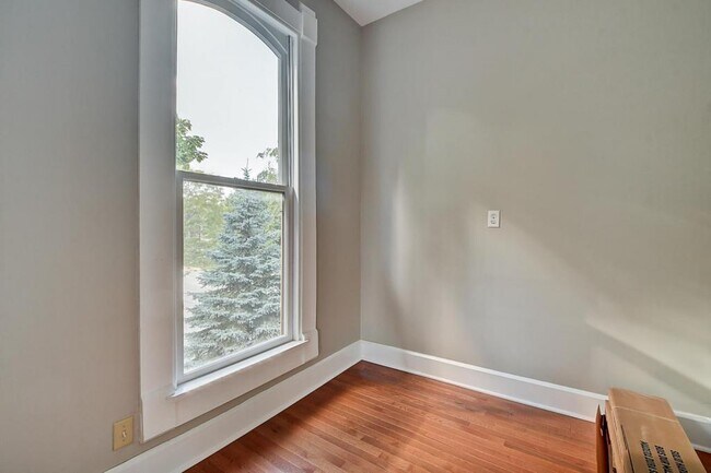 Building Photo - 943 N Park Ave