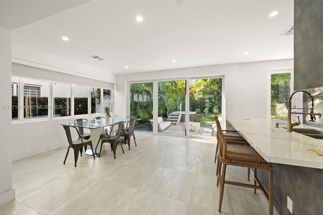 Building Photo - 3166 Royal Palm Ave