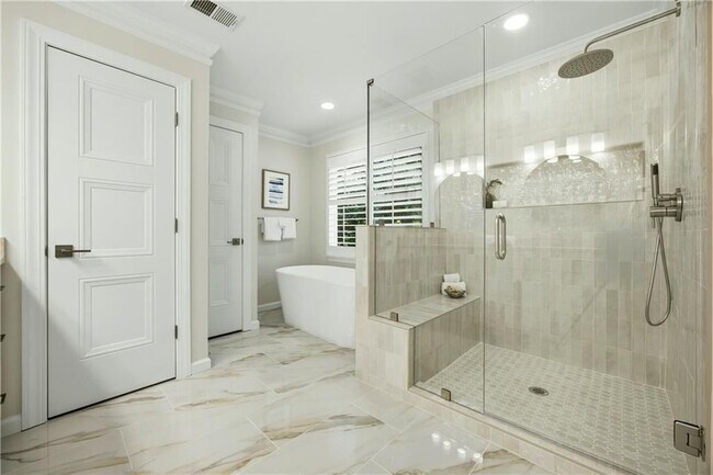 Building Photo - 1390 Tennis Ct Pl