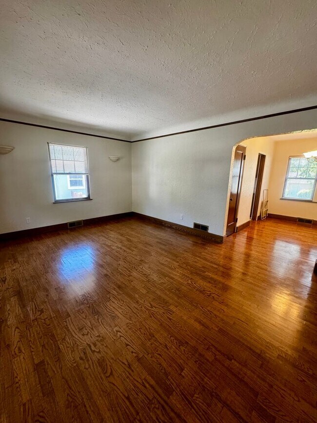 Building Photo - 618 N Foote Ave