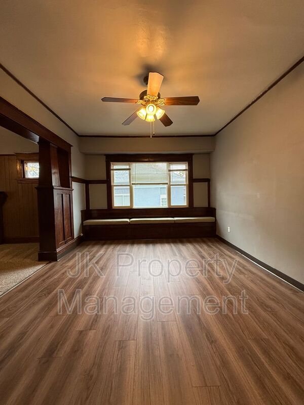 Building Photo - 609 6th Ave N