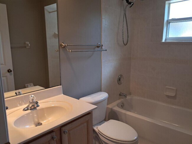 Building Photo - 242 SW Amesbury Ave