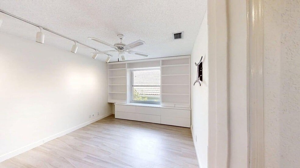 Building Photo - 23330 La Vida Way