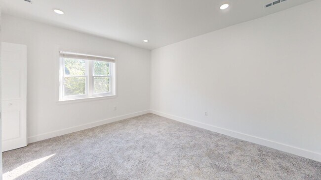 Building Photo - Recently Renovated Stunning Two Bedroom/Three & a Half Bathroom for Rent