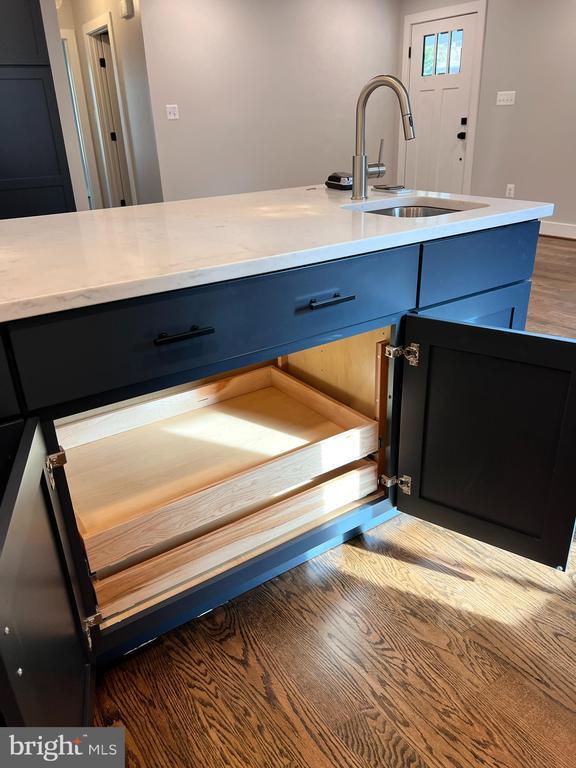 Building Photo - 210 Point Ln