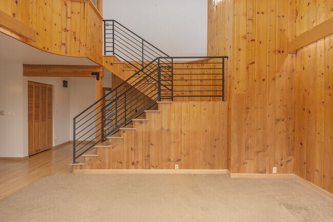 Building Photo - 1499 Golden View Dr