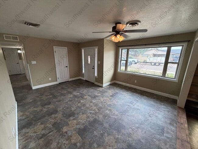 Building Photo - Spacious 3 bedroom 2 bath home