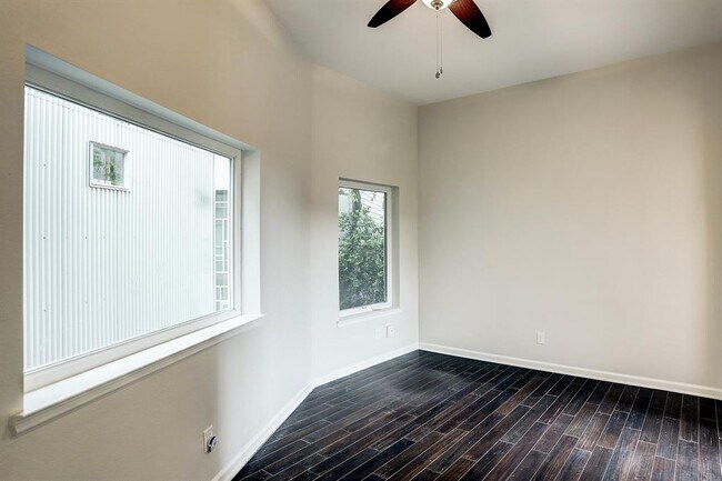 Building Photo - 2613 Waugh Dr