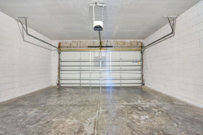 Building Photo - Spacious 3-Bdrm Townhome in Orlando's Gated Westwood Community - Available Now!