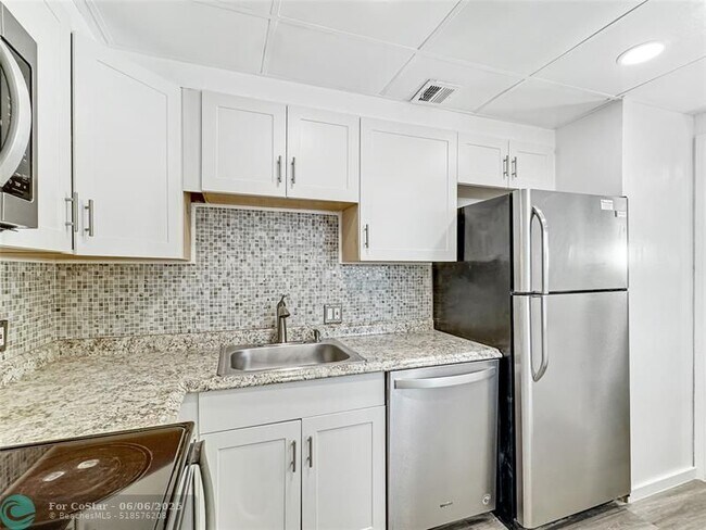 Building Photo - 2950 N Palm Aire Dr