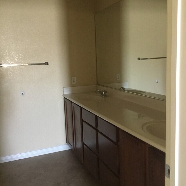 Building Photo - Northwest 4 Bedroom Beauty!!