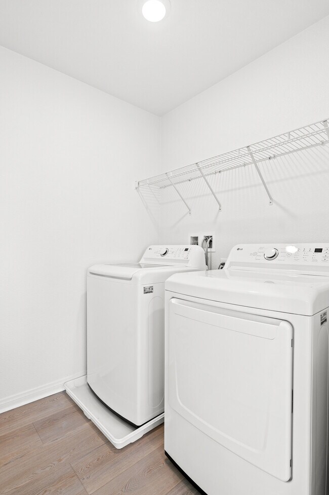 Building Photo - Fully Furnished with appliances Ontario Townhouse