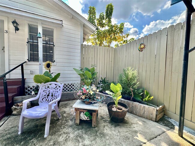 Building Photo - 305 N Live Oak St