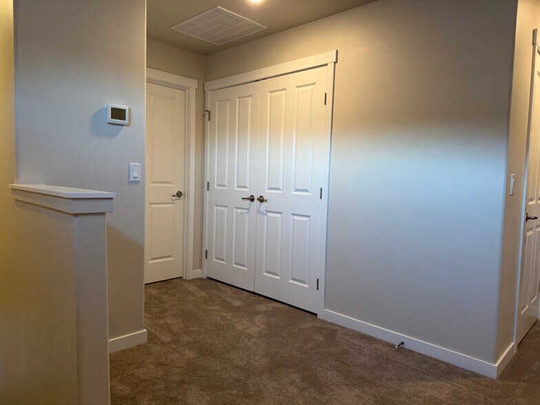 Building Photo - 5723 W Albany Pl