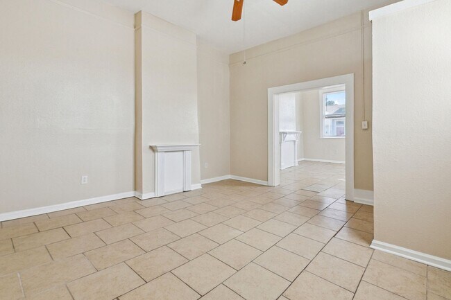 Building Photo - 2400 Dumaine St
