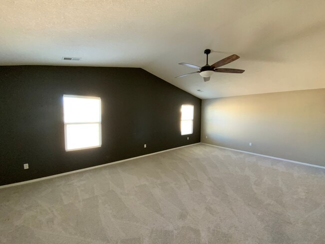 Building Photo - 4 Bedroom Home Available Near Unser Blvd N...