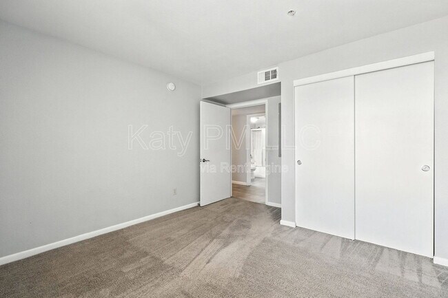 Building Photo - 1005 E 8th St