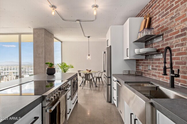 Building Photo - 207 W Clarendon Ave