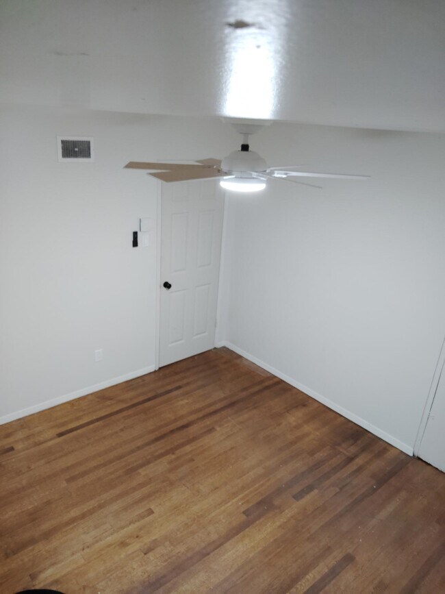 Building Photo - 1533 S Pkwy E