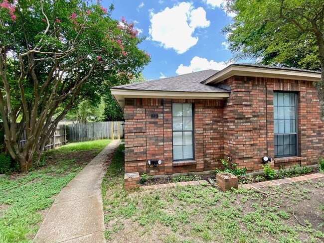 Primary Photo - Generously sized 3-bedroom, 2-bath duplex ...