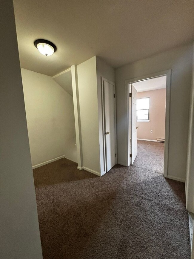 Building Photo - 3BR Townhome with garage! This house will go fast!!