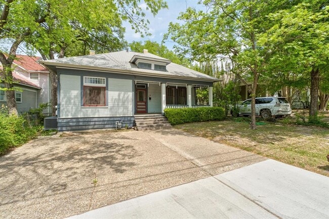 Building Photo - 304 W 35th St