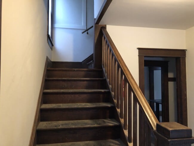 Building Photo - Huge 5 Bed 2 Bath home near UWEC with big ...