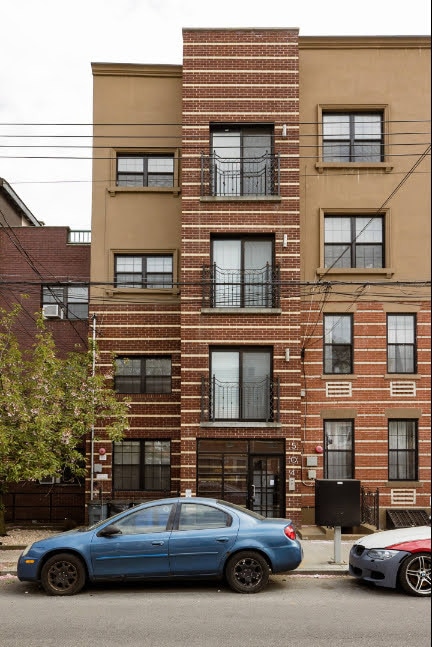 Private 4 unit Condo mainly owner-occupied ensures coveted privacy - 504 Maple St