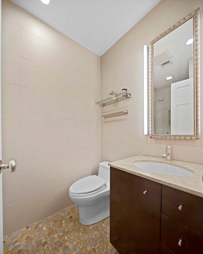 Building Photo - 502 Hudson St