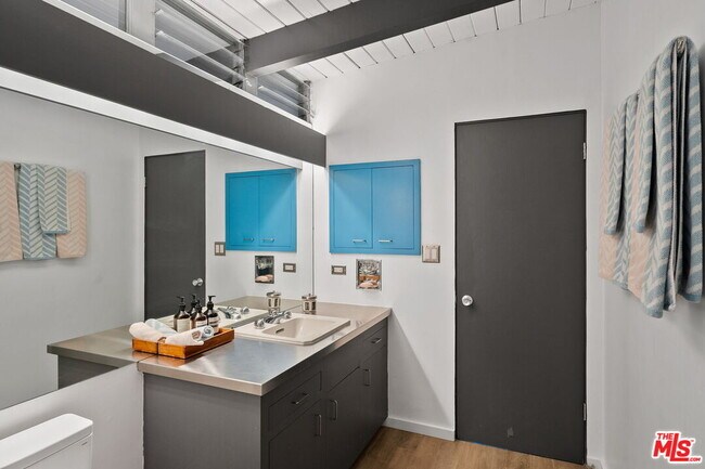 Building Photo - 2690 Hollyridge Dr