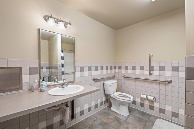 Building Photo - 107 E Holland Ave