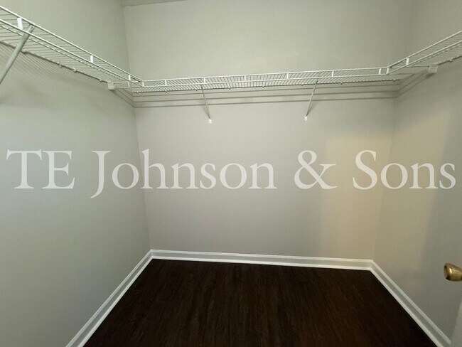 Building Photo - 3355 Kensington Pl