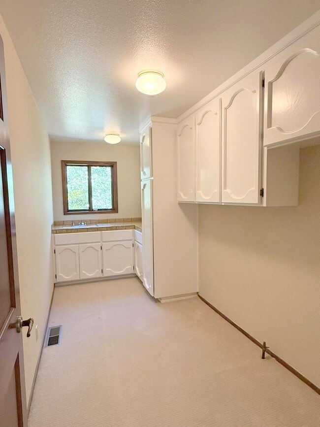 Building Photo - Sprawling ranch home located in highly des...