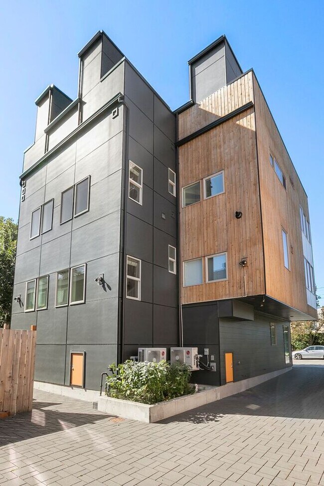 Building Photo - Stunning AIR CONDITIONED North College Par...