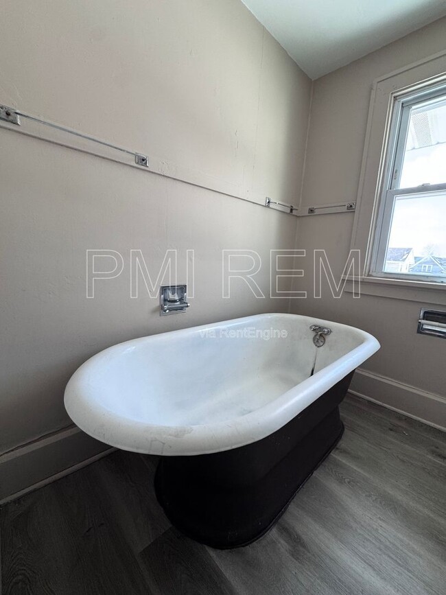 Building Photo - 1023 Harrison Ave SW