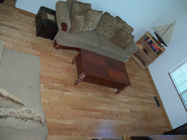 Building Photo - 4 BED | 3 BATH | TRI-LEVEL | DOUBLE GARAGE...