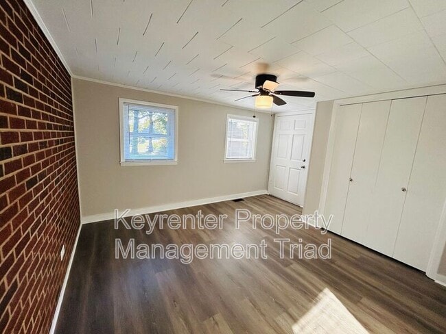Building Photo - 5087 Meadowbrook Dr