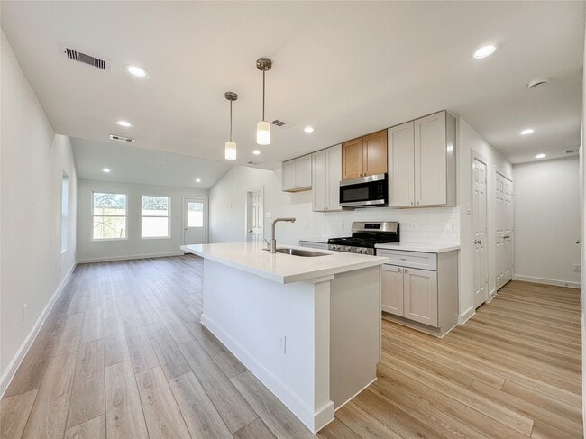 Building Photo - 824 Waxahachie St