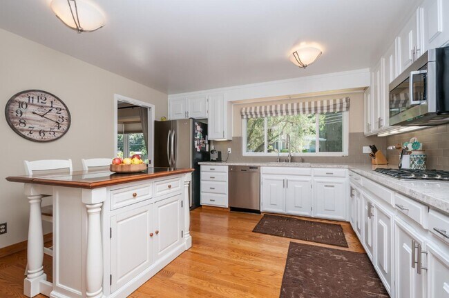 Building Photo - 3032 Brittan Ave