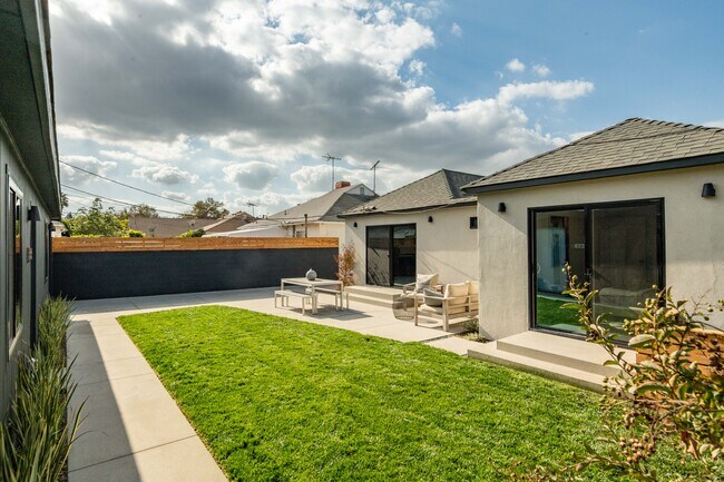 Building Photo - 3840 Somerset Dr