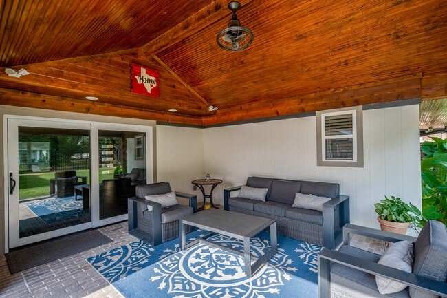 Building Photo - 926 Chantilly Ln