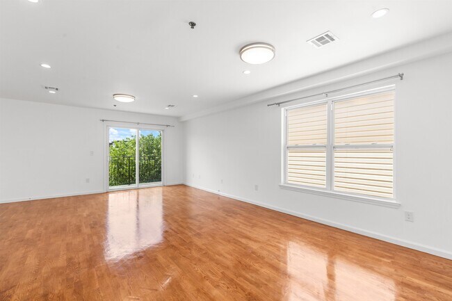 Building Photo - 718 23rd St