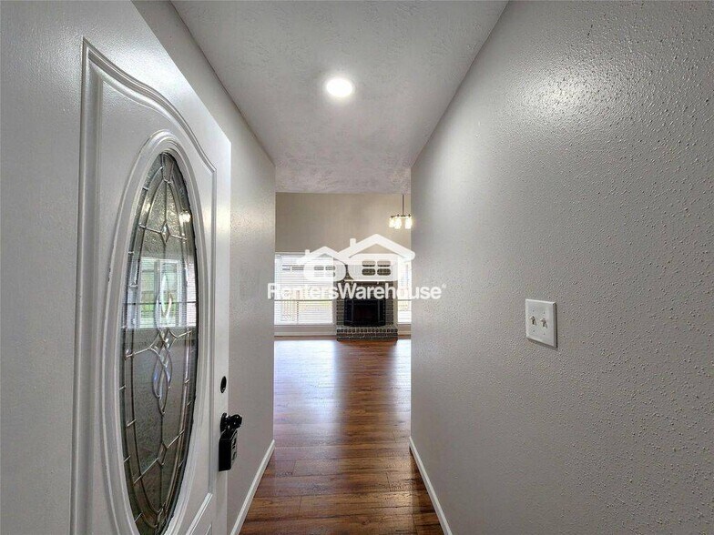 Building Photo - 2118 Creston Dr