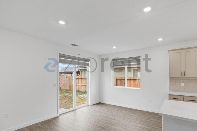 Building Photo - 3284 Oak Trl Dr